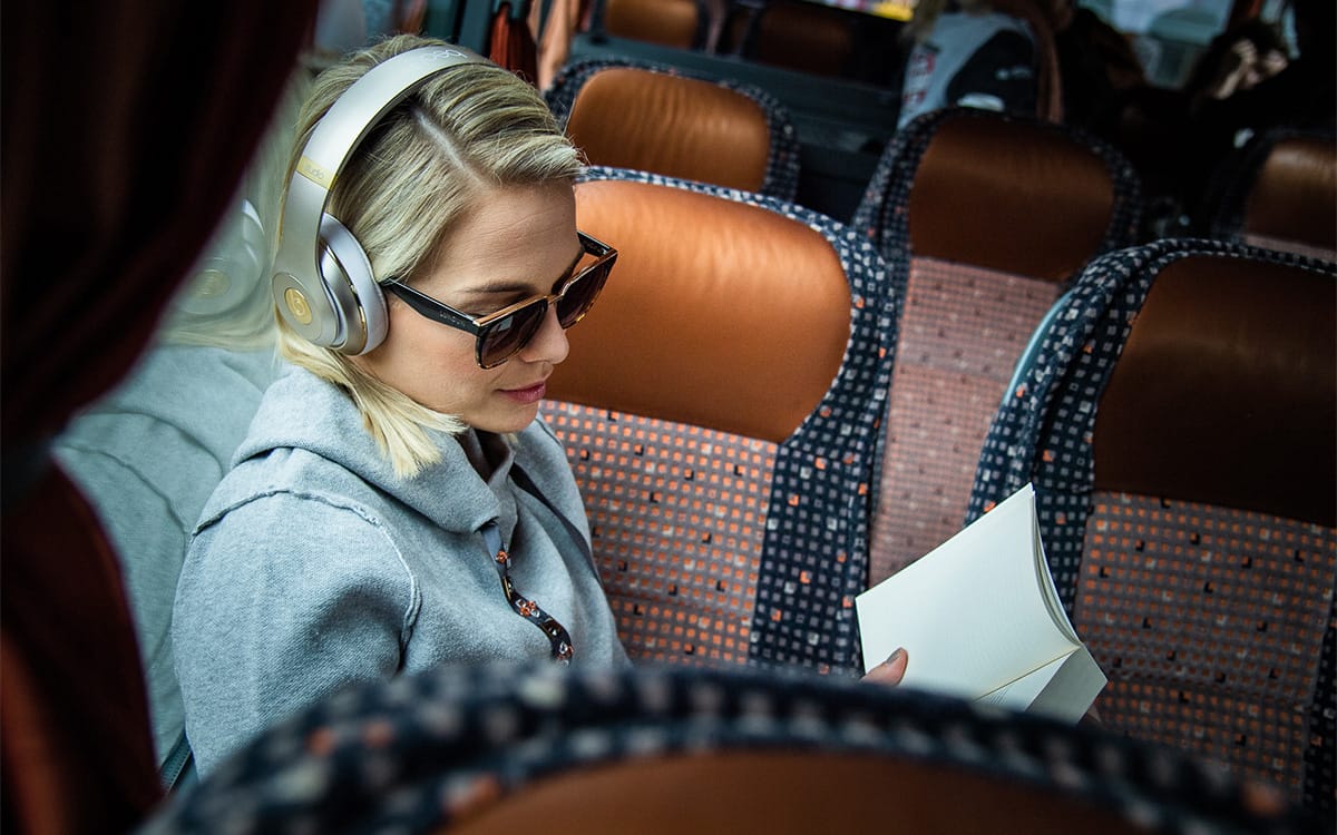 Die Schweizer Schlagersängerin Linda Fäh im Tourbus